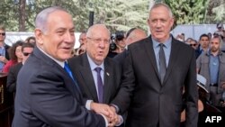 Benjamin Netanyahu (solda), Prezident Reuven Rivlin (ortada) və Benny Gantz