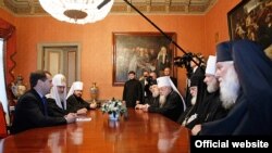 Участие Илии Второго во встрече священнослужителей из разных стран с Дмитрием Медведевым вызвало неоднозначную реакцию в Тбилиси