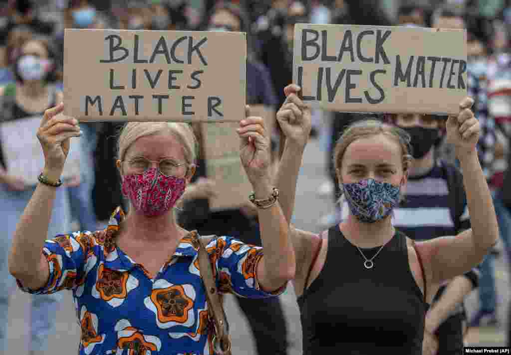 Учасниці антирасистської демонстрації через смерть у США Джорджа Флойда. Франкфурт, Німеччина, 3 червня 2020 року&nbsp;(Фото AP/Michael Probst)