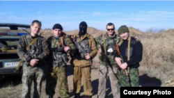 Bondo Dorovskih, primul din dreapta. cu un grup de separatiști ruși la Alcevsk.