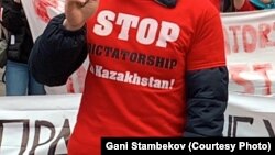 Надпись на английском языке: «Stop dictatorship in Kazakhstan» («Остановить диктатуру в Казахстане») – на футболке на участнике акции оппозиционной группы FreeKazakhs.