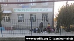 Ishtixondagi 21-o‘rta maktab oldida maktab o‘quvchilari paxta tozalamoqda.