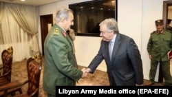 Антонио Гуттериш (справа) и генерал Халифа Хафтар в Бенгази, 5 апреля 2019