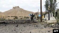 Pamje e një rruge tejet të dëmtuar në qytetin sirian Palmira