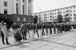 Силовики перед будівлею Верховної Ради АРК під час мітингу кримських татар. Сімферополь, жовтень 1992 року