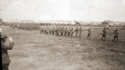 Головний отаман Симон Петлюра (ліворуч) приймає парад 6-ї Січової дивізії військ УНР. Бердичів, квітень 1920 року