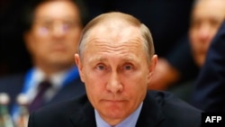 Владимир Путин слушает речь Си Цзиньпина. 15 мая