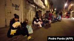 Люди в центі Мехіко ночують на вулиці після землетрусу, фото 7 вересня 2017 року