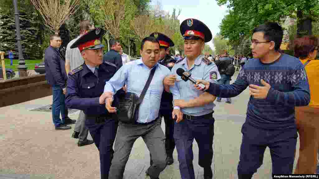 10 მაისი - ალმა-ათაში პოლიცია აპატიმრებს საპროტესტო აქციის მონაწილეებს. ათობით ადამიანი დააპატიმრეს დემონსტრაციაზე, რომლის მთავარი მოთხოვნა იყო ყაზახეთის ციხეებიდან პოლიტიკური პატიმრების გათავისუფლება. (Assylkhan Mamashuly, RFE/RL)