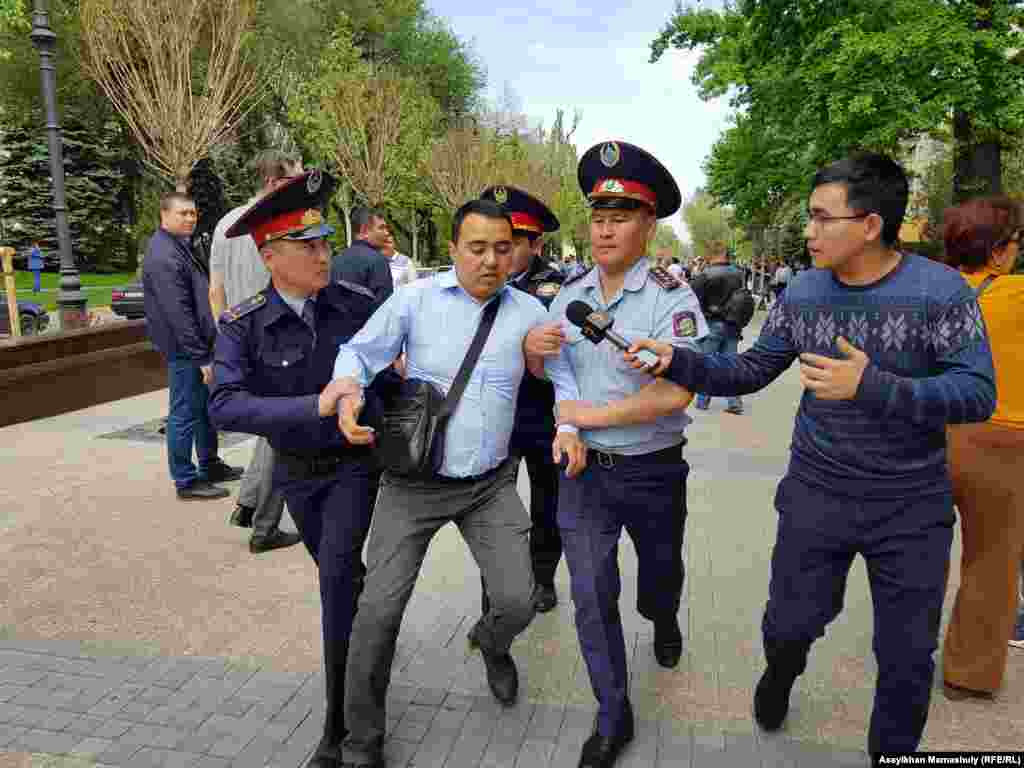 Полиция задерживает протестующих в Алма-Ате 10 мая. Люди вышли на улицы, чтобы потребовать освобождения политических заключенных. Десятки были задержаны и арестованы в тот день&nbsp;&nbsp;