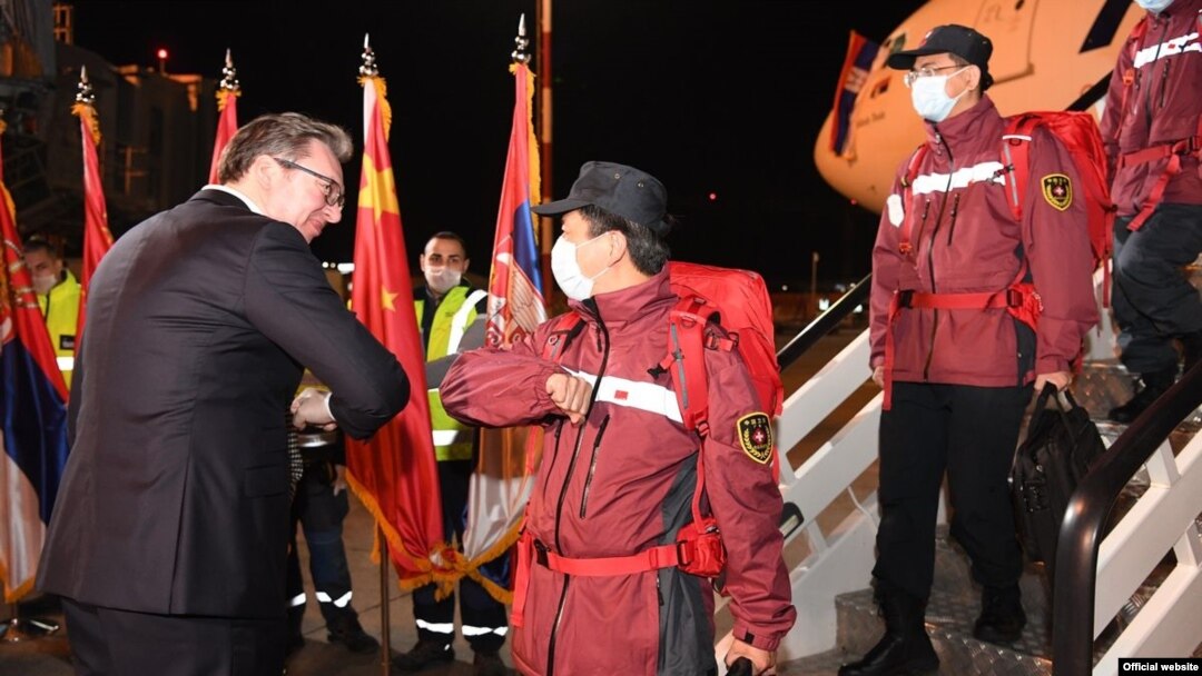 Președintele Aleksandar Vucic (fără mască) întâmpină experții chinezi în domeniul sănătății care au adus la Belgrad materiale sanitare după declanșarea pandemiei de COVID-19. (21 martie 2020)