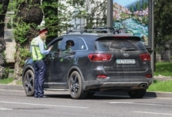 Полицейский останавливает автомобиль во время карантина. Алматы, 25 апреля 2020 года.