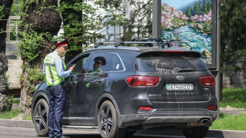 В Петербурге нарушитель протащил полицейского на машине