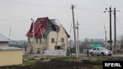 Украинаның шығысындағы қарулы жанжал салдарынан қираған үй. 14 сәуір 2017 жыл. (Көрнекі сурет.)