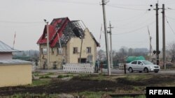 Разрушенный дом в зоне конфликта в Донбассе. 14 апреля 2017 года. 