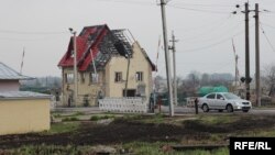 Донбасс: дом, разрушенный при обстрелах (архивное фото).