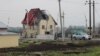 Разрушенный дом в зоне конфликта в Донбассе