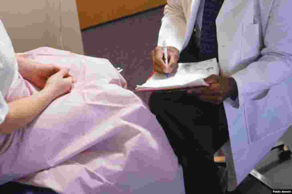 МАКЕДОНИЈА - Министерот за здравство Венко Филипче соопшти дека се подготвува нов закон за прекин на бременоста и дека со измените на жената ѝ се дава можност за слободен избор за абортус до 12-та недела, во консултација со матичниот гинеколог. Слободен избор за прекин на бременоста жената ќе има и до 22 гестациска недела од бременоста, со оценка на комисија составена од двајца гинеколози и еден социјален работник.