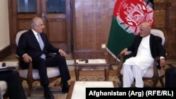 Afghan President Mohammad Ashraf Ghani (right) with Zalmay Khalilzad, the U.S. special representative for Afghan reconciliation (file photo)
