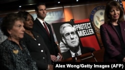Сенаторы США держат плакат в поддержку расследования спецпрокурора Мюллера.