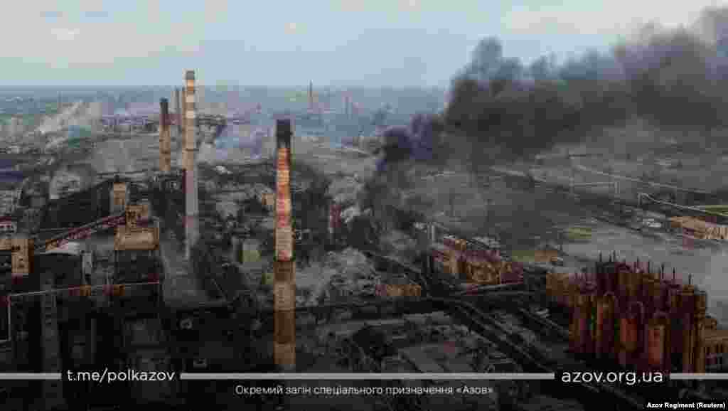 УКРАИНА - Последните украински војници во фабриката за челик Азовстал во Мариупол велат дека Киев им наредил да престанат со борбите додека Русија го интензивира нападот врз источна Украина, гаѓајќи го Донбас, за кој претседателот Володимир Зеленски рече дека сега изгледа како пекол.