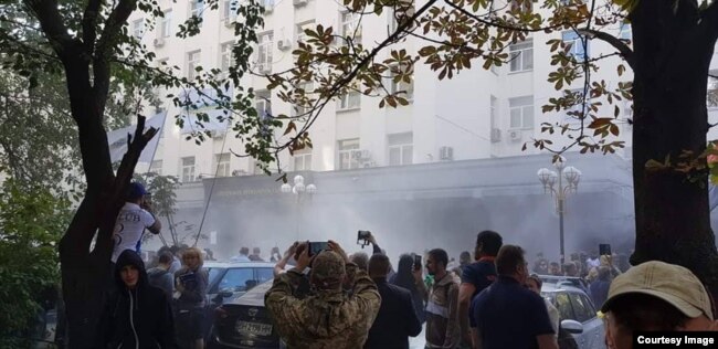 По некоторым данным, полиция применяет слезоточивый газ. Автор фото: Сергей Мазур
