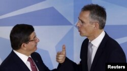 Premierul turc Ahmet Davutoglu și secretarul general al NATO Jens Stoltenberg, Bruxelles, 30 noiembrie 2015