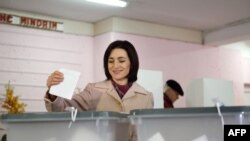 Молдова президенттігіне кандидат Майя Санду дауыс беріп тұр. 30 қазан 2016 жыл.