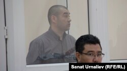 42-летний уроженец Сайрамского района Южно-Казахстанской области Абдухалил Абдужаббаров, обвиненный властями Казахстана в пропаганде терроризма и возбуждении религиозной розни (слева), и его адвокат Жандос Булхайыр во время суда. Уральск, 25 июля 2017 года.