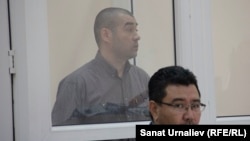 42-летний уроженец Сайрамского района Южно-Казахстанской области Абдухалил Абдужаббаров, обвиненный властями Казахстана в пропаганде терроризма и возбуждении религиозной розни (слева), и его адвокат Жандос Булхайыр во время суда. Уральск, 25 июля 2017 года. 
