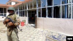 Жарылыс болған жерде тұрған ауған қауіпсіздік күштері қызметкері. (Көрнекі сурет)