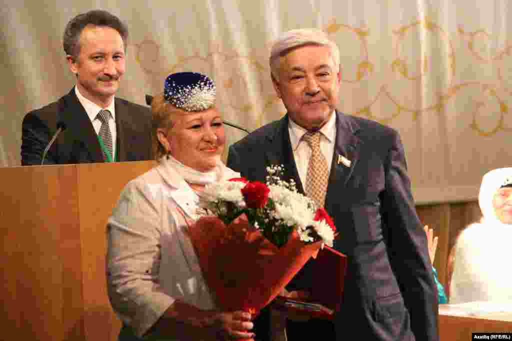 Татарстан парламенты рәисе Фәрит Мөхәммәтшин форум делегатларын бүләкли