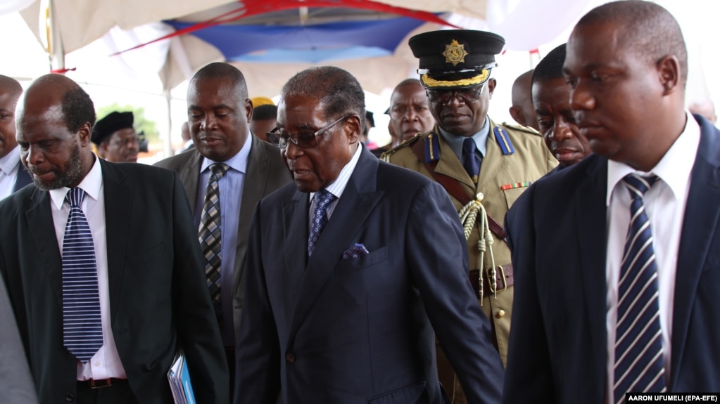 Zimbabve prezidenti Robert Mugabe äskeri jäne jay kiimdegi adamdardıñ ortasında. Harare, 17 qaraşa 2017 jıl.