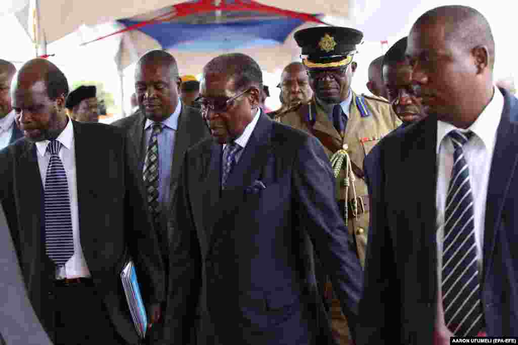 ЗИМБАБВЕ - Армијата на Зимбабве соопшти дека разговарала со 93-годишниот претседател Роберт Мугабе за негово заминување, додека апси луѓе блиски до него и до неговата 52-годишна сопруга Грејс. Мугабе прв пат се појави во јавноста, откако беше ставен во домашен притвор. Тој присуствуваше на церемонија за доделување дипломи, но таму не се појави неговата сопруга.