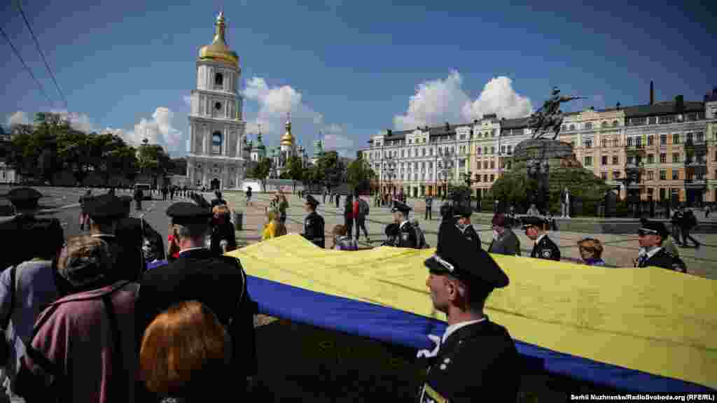Під час ходи розгорнули 15-метровий прапор України, на якому написали імена своїх загиблих близьких