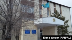 Здание Октябрьского районного суда Караганды, где рассматривают иск частной компании «о защите деловой репутации» к журналисту и ее работодателю.