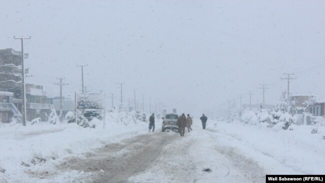 در بسیاری از مناطق دور افتاده مردم آسیب دیده از برف و باران های سنگین به کمک های فوری نیاز دارند