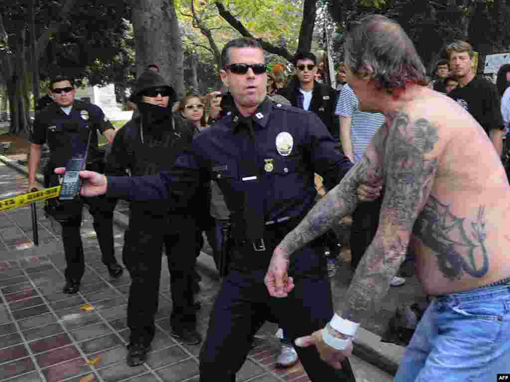 Паліцыя супакойвае зьбітага антыфашыстамі ўдзельніка фашыстоўскай дэманстрацыі ў Лос Анджэласе