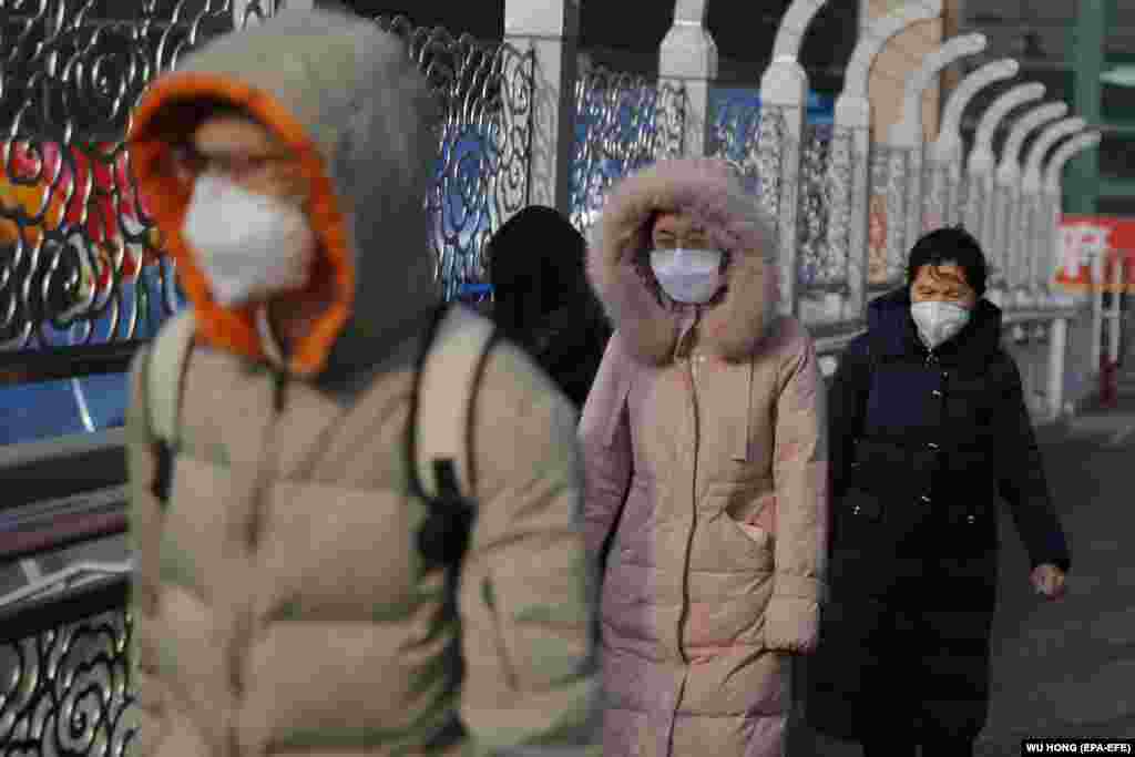 Pasagjerët shihen me maska në stacionin e trenit në Pekin, Kinë. &nbsp;