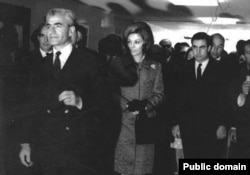 رضا قطبی، مدیر وقت تلویزیون ملی ایران، در کنار شهبانو فرح پهلوی و محمدرضا شاه