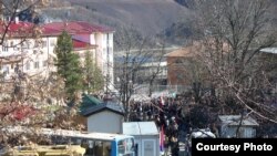 Kosovska Mitrovica tokom nemira ispred zgrade suda pre dve godine