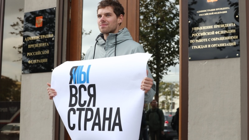Rus aktýorlary türmä basylan kärdeşlerine raýdaşlyk bildirip, Moskwada ýeke-ýekeden proteste çykdylar 