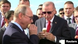 Президенты России и Турции Владимир Путин и Реджеп Эрдоган едят мороженое на открытии авиавыставки "МАКС-2019" в Жуковском