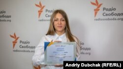 Ukraine: REF/RL Ukrainian Service journalist Yevgeniya Tyukhtenko accepts "Catch The Fake" award.