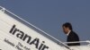محمود احمدی نژاد در حال سوار شدن به هواپیما برای سفر به نیویورک- ۲۸ شهريور ۱۳۹۰.