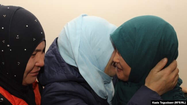 Растроганная Карлыгаш Адасбекова после оглашения приговора в объятиях своих сторонниц. Алматы, 27 января 2020 года.