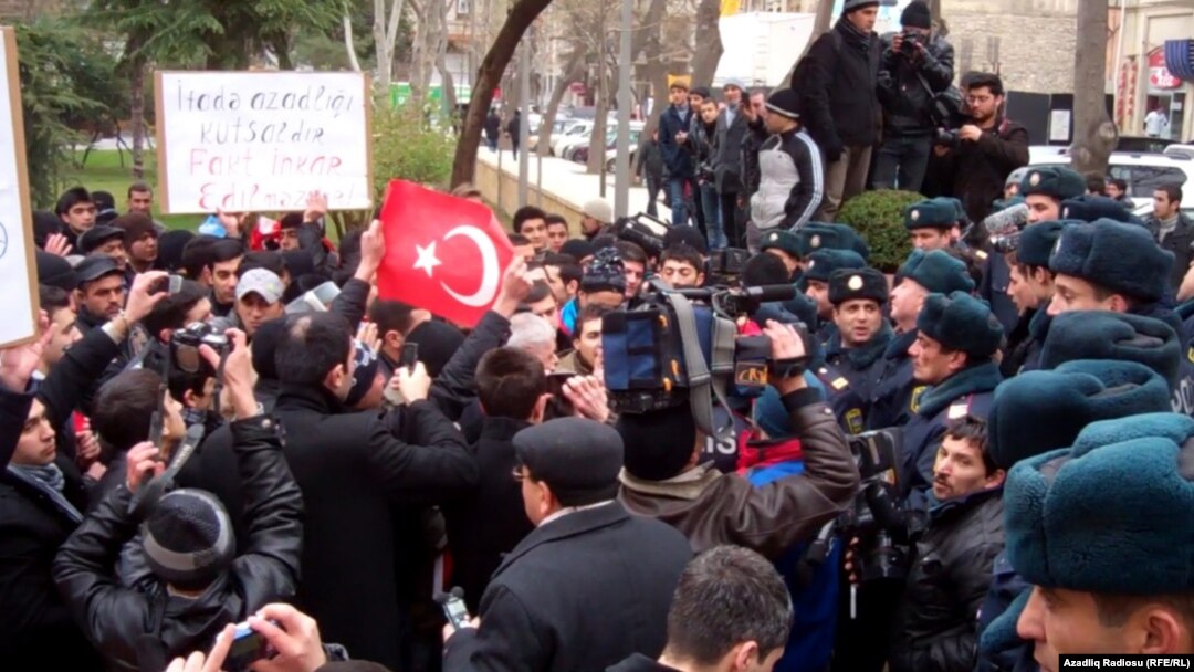 Fransanın Bakıdakı səfirliyi önündə etiraz aksiyası. 25 yanvar 2012