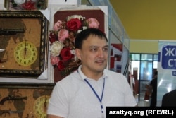 Өзбекстандық кәсіпкер Салохиддин Зайнудинов. Шымкент, Ташкент тауар өндірушілер көрмесі, 12 мамыр 2017 жыл.