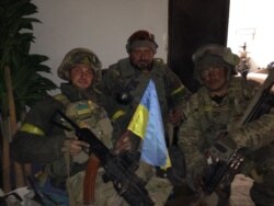Віталій Горкун (ліворуч) із бойовими побратимами (посередині В'ячеслав Зайцев) у Донецькому аеропорту. Осінь 2014 року