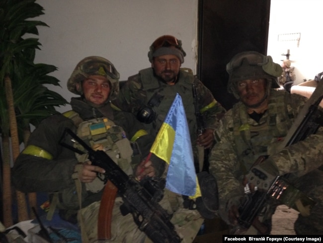 Віталій Горкун із бойовими побратимами у Донецькому аеропорту. Осінь 2014 року